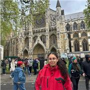 Profesora de inglés con nivel avanzado o francés con nivel intermedio.
